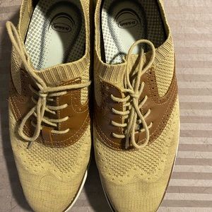 Pair of Johnston and Murphy wingtips. Fabric, not leather. Size 11